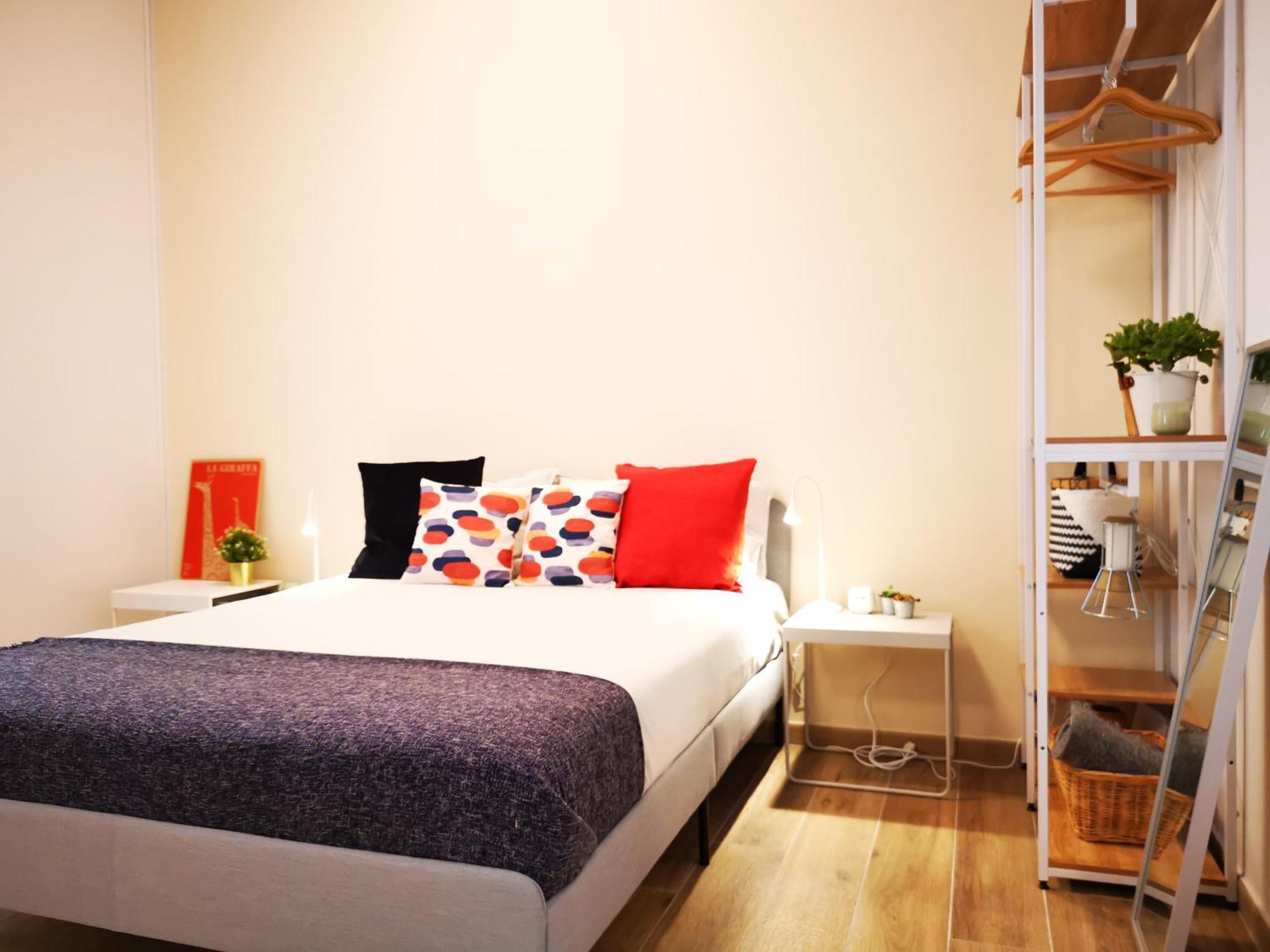 Spacious Apartment 50 Meters From The Metro ميلان الغرفة الصورة